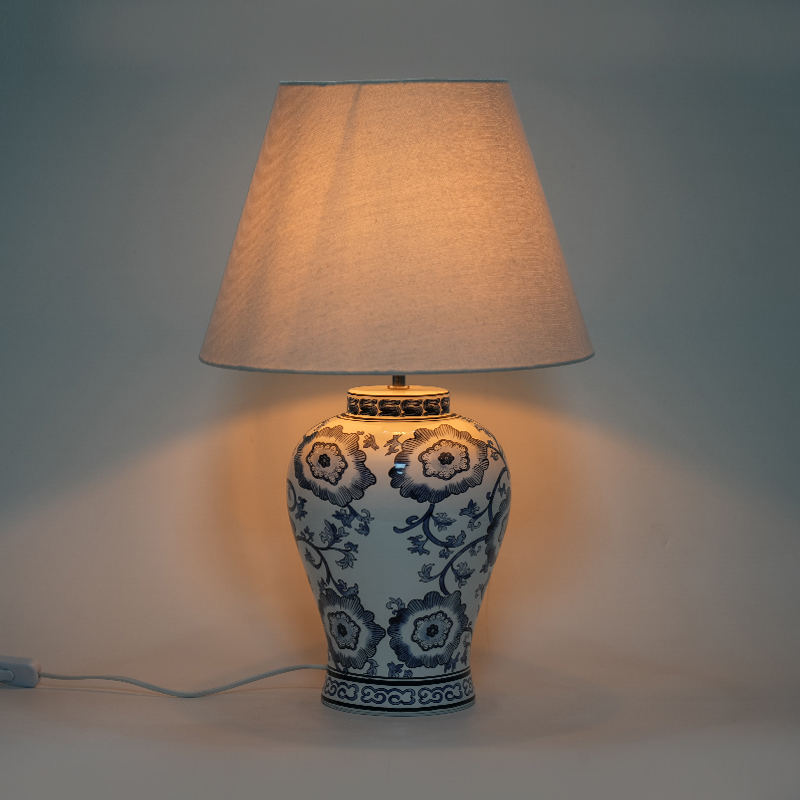 Nový čínsky štýl modrá a biela porcelánová stolová lampa