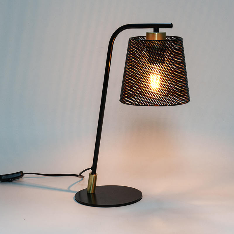 Stolová lampa z kovaného kovanému železniu