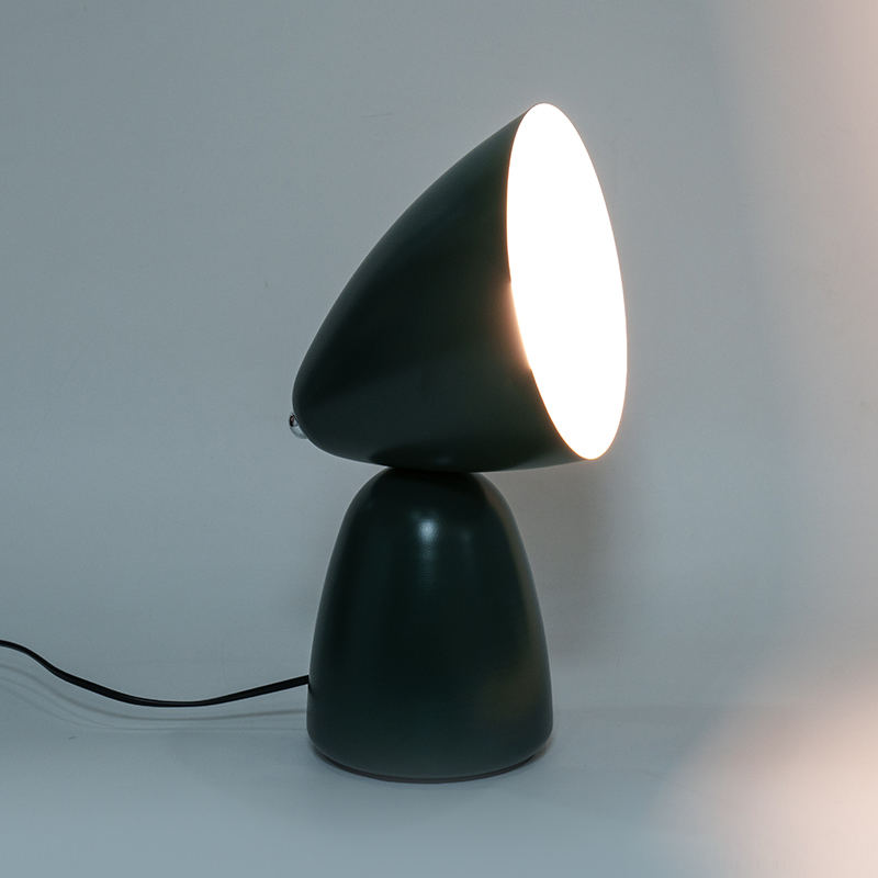 Jednoduchá retro kovová stolová lampa