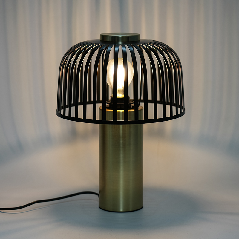 Železná pruhovaná dekoratívna stolová lampa