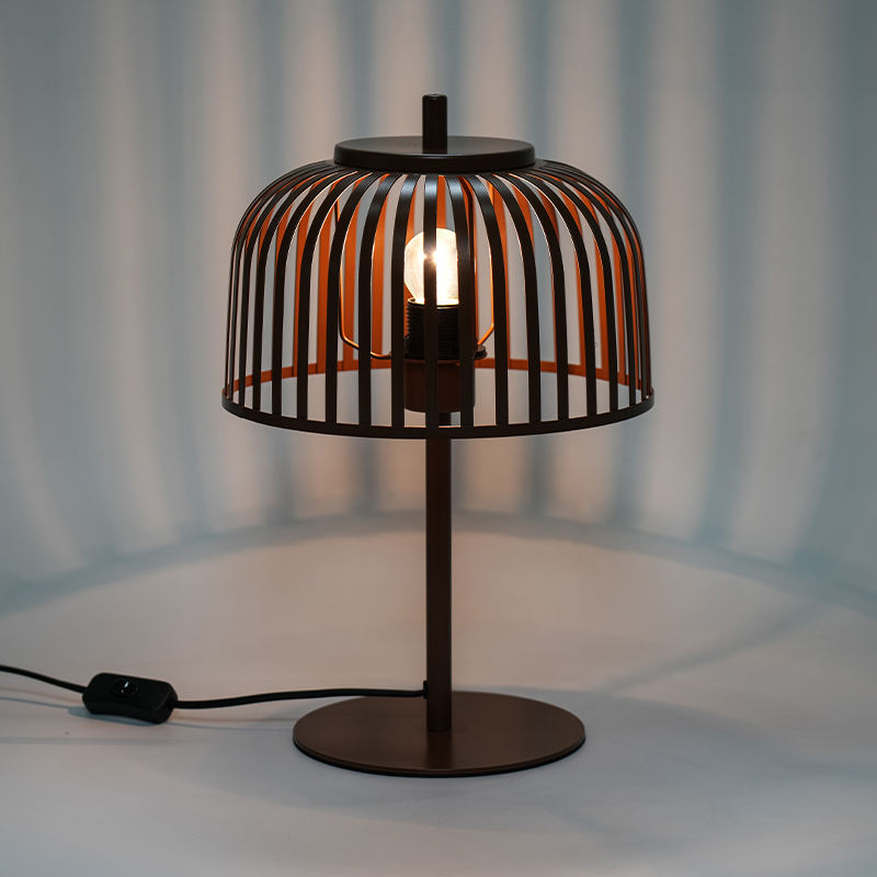 Nordická dekoratívna stolová lampa