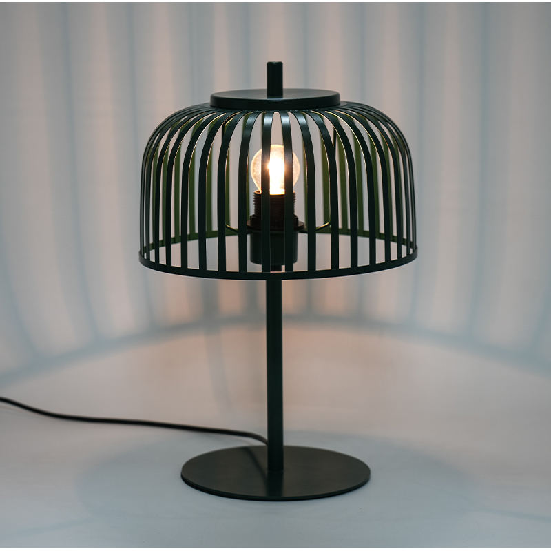 Nordická dekoratívna stolová lampa
