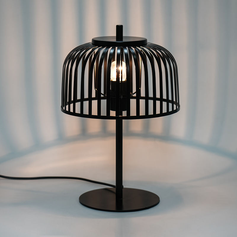 Nordická dekoratívna stolová lampa