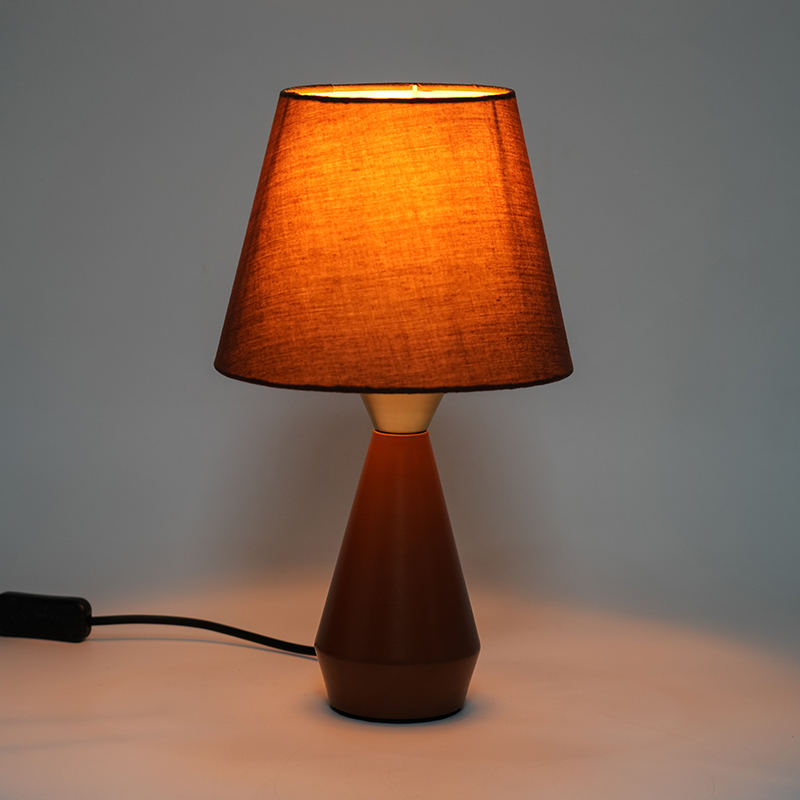 Retro európska kovová nočná lampa