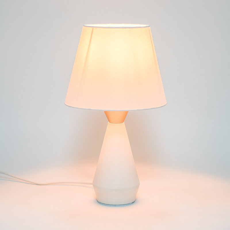 Retro európska kovová nočná lampa
