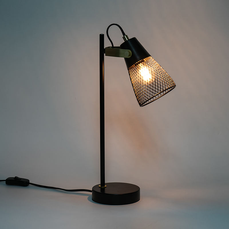 Hotelová spálňa kovová dutá železná stolová lampa