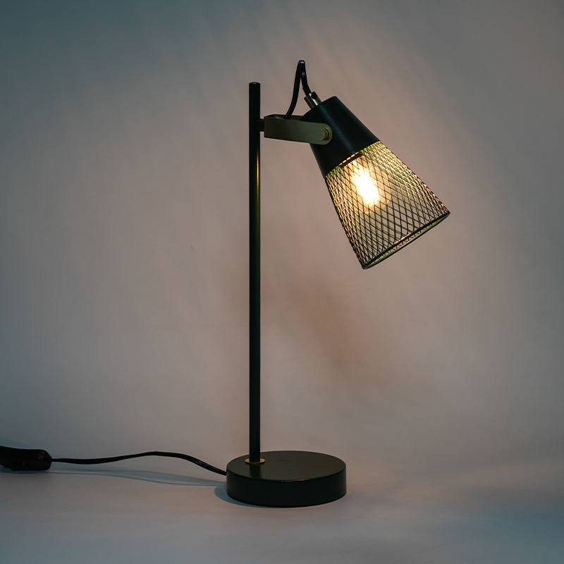 Hotelová spálňa kovová dutá železná stolová lampa
