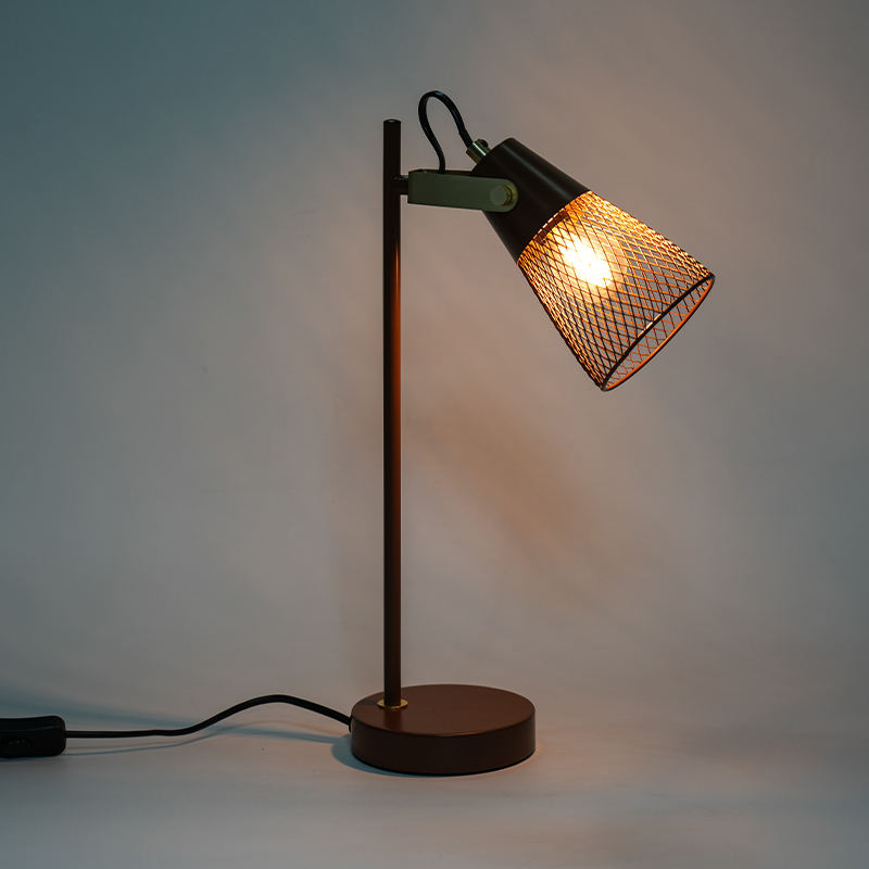 Hotelová spálňa kovová dutá železná stolová lampa