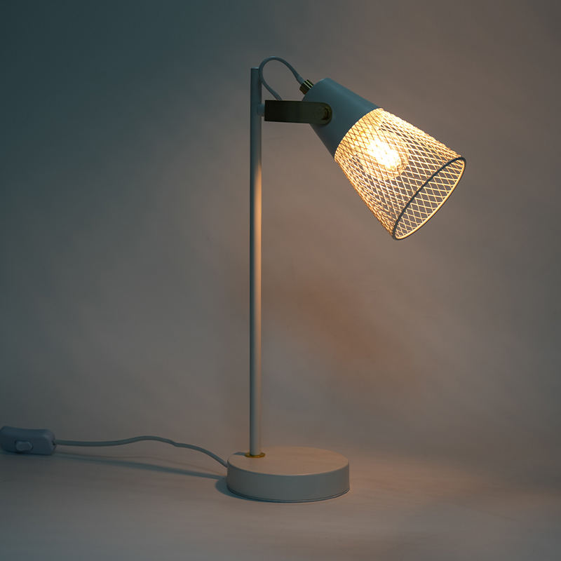 Hotelová spálňa kovová dutá železná stolová lampa