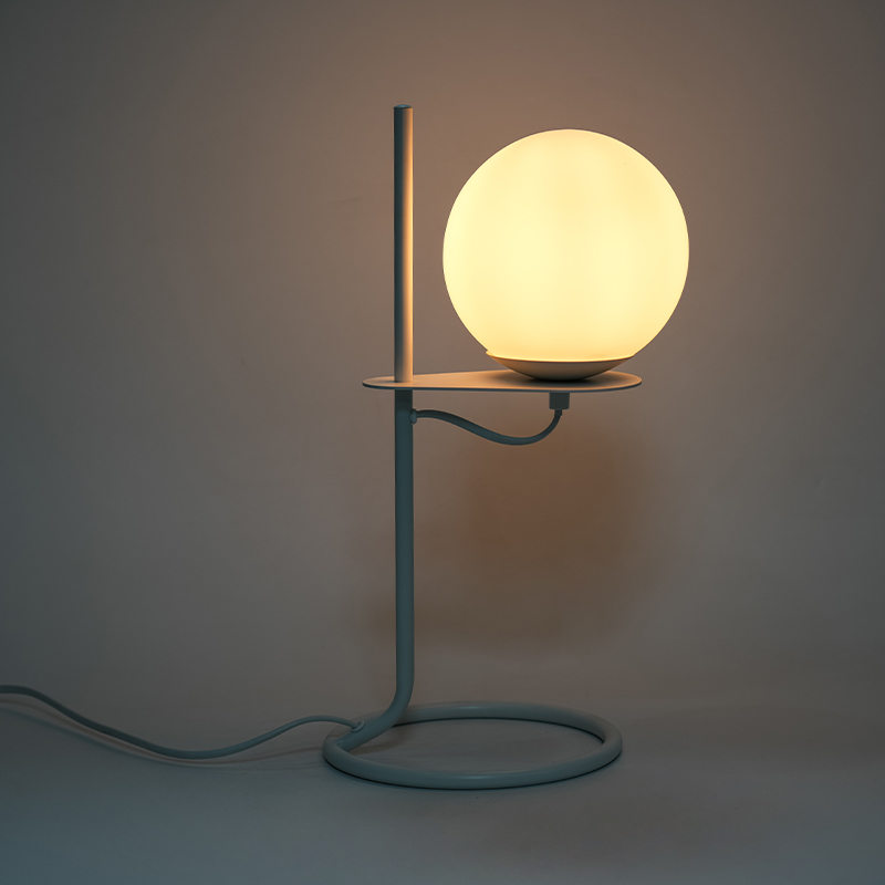 Jednoduchá sklenená guľová stolová lampa