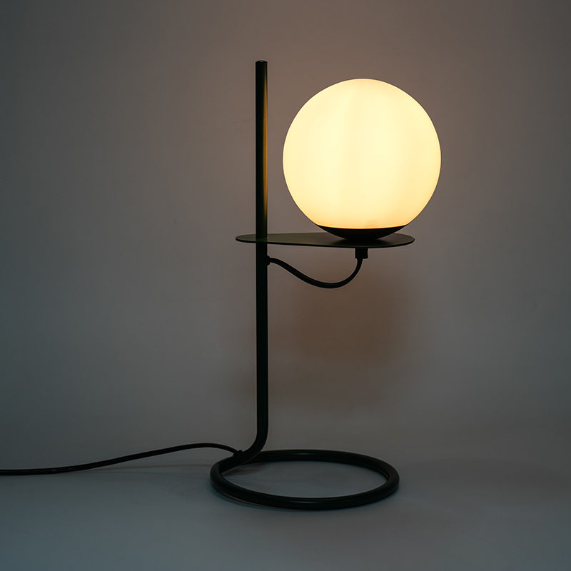 Jednoduchá sklenená guľová stolová lampa
