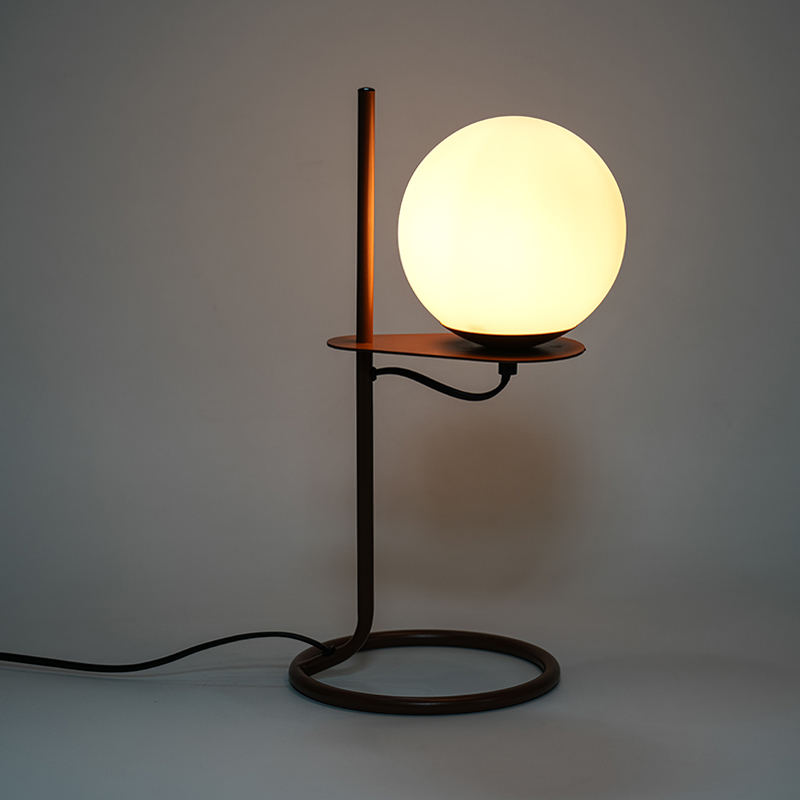 Jednoduchá sklenená guľová stolová lampa