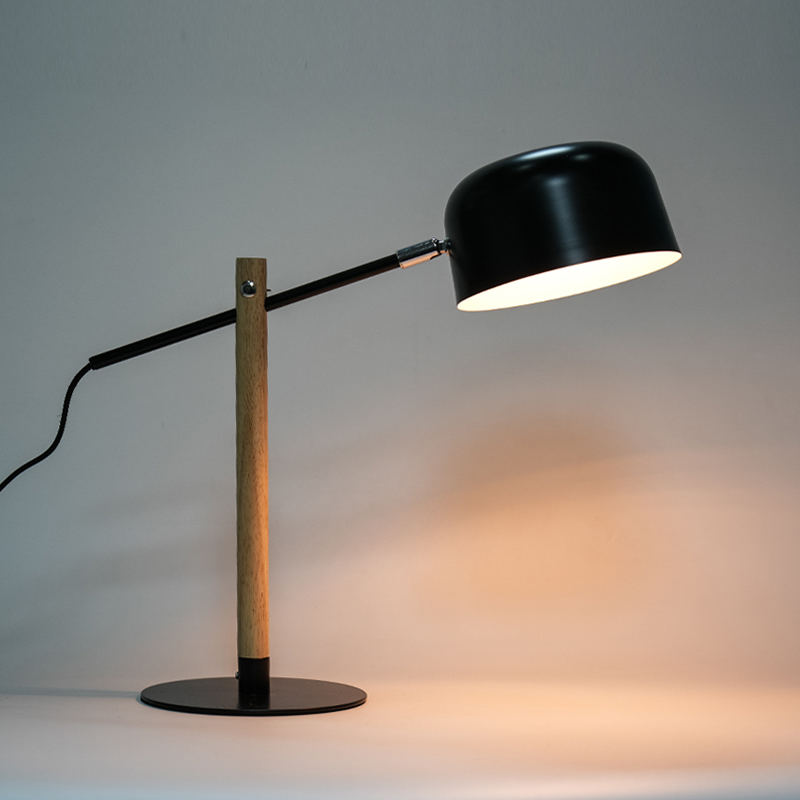 Stolová lampa na čítanie v kancelárii