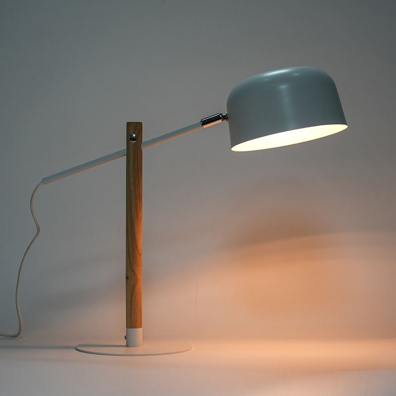Stolová lampa na čítanie v kancelárii