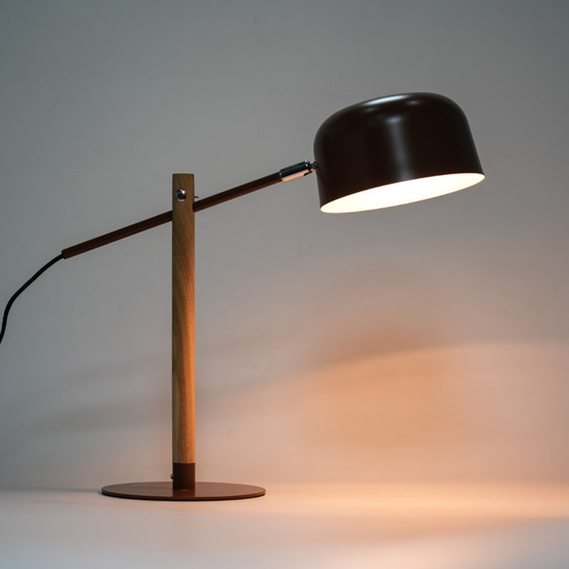 Stolová lampa na čítanie v kancelárii