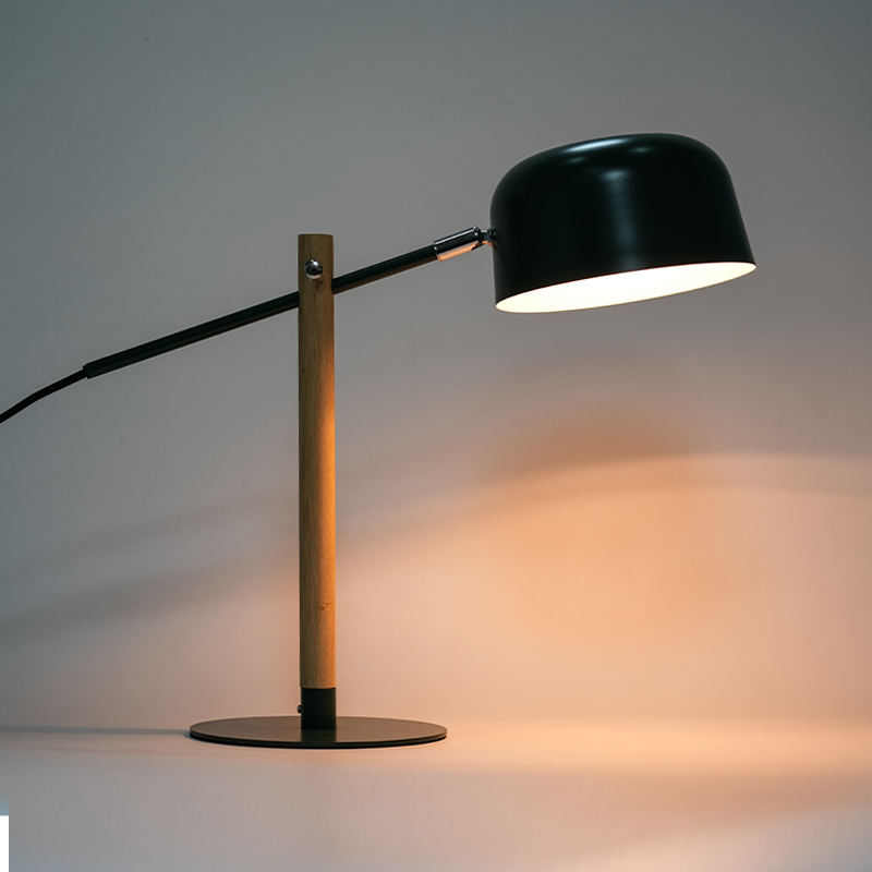 Stolová lampa na čítanie v kancelárii