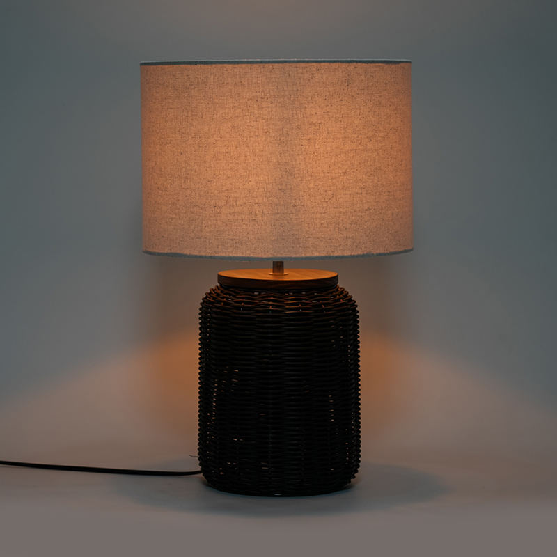 Čierna ratanová stolová lampa