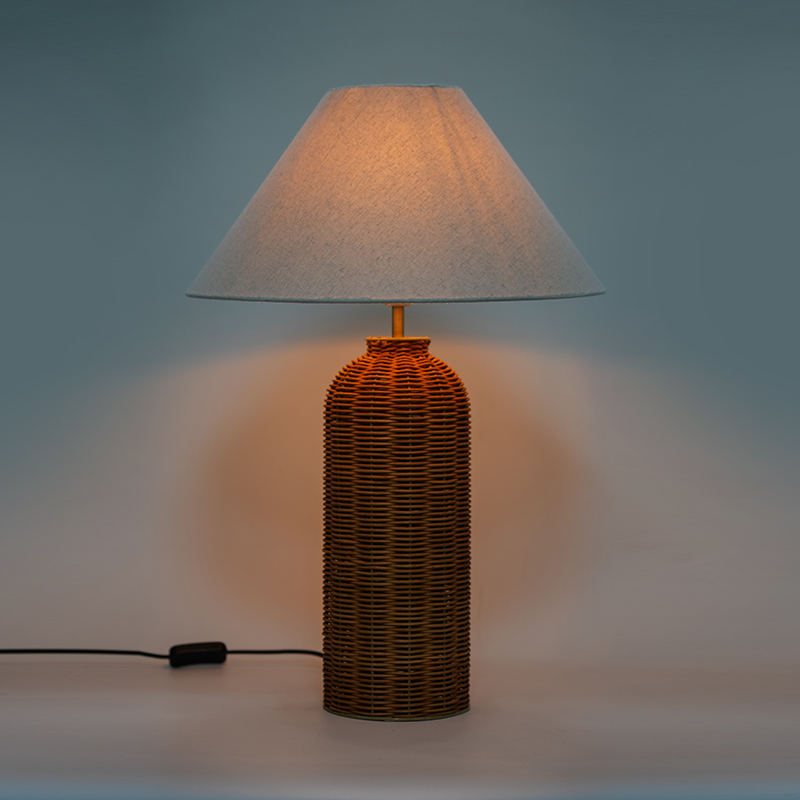 Ručne tkanú ratanovú stolovú lampu