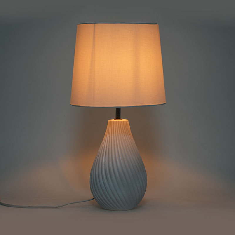Jednoduchá domáca spálňa nočná stolová lampa