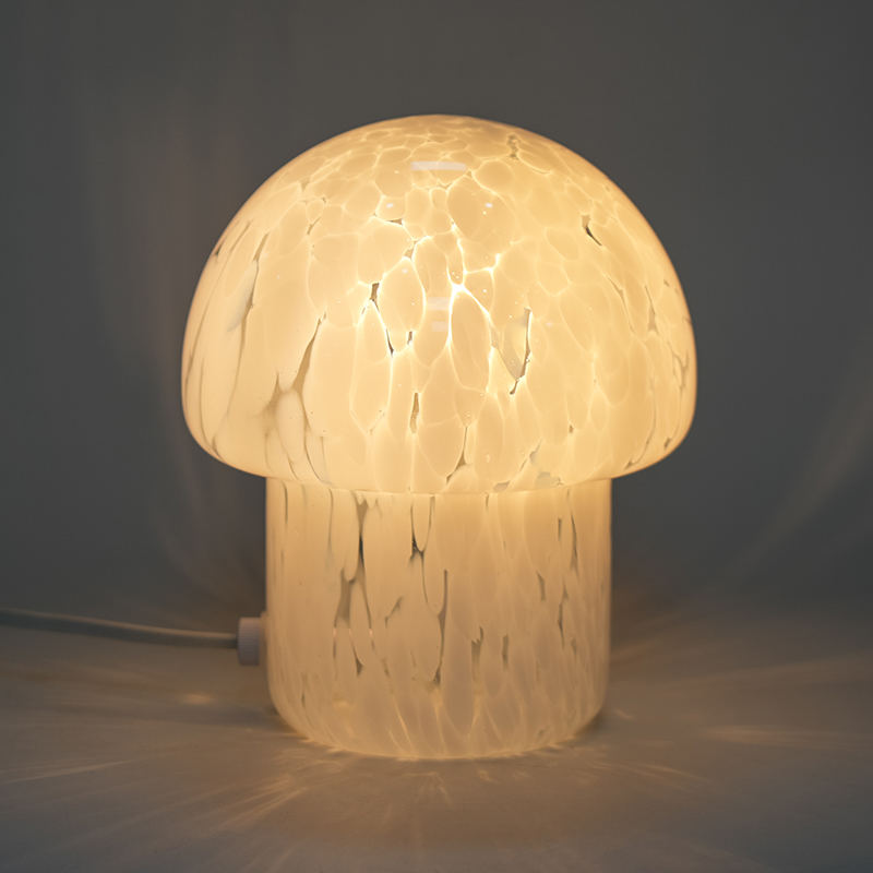 Stolová lampa s hubami.