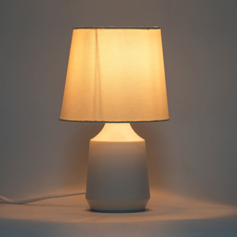 Jednoduchá kovová stolová lampa