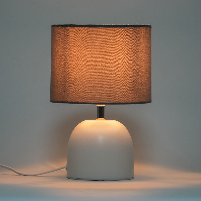 Biela vintage kovová stolová lampa