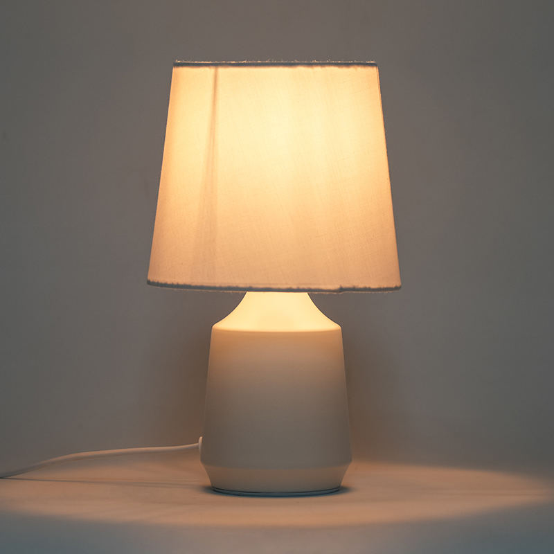 Kovová jednoduchá stolová lampa