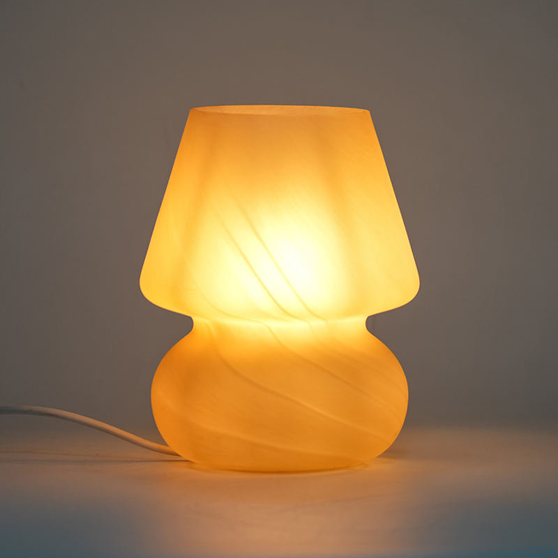 Krémová sklenená stolová lampa