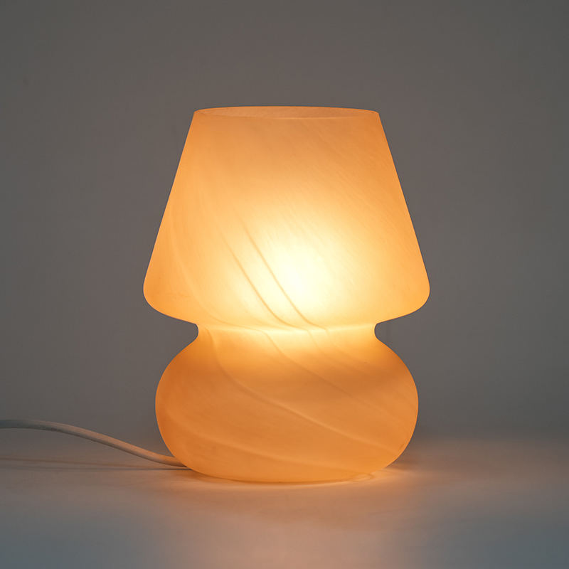 Krémová sklenená stolová lampa