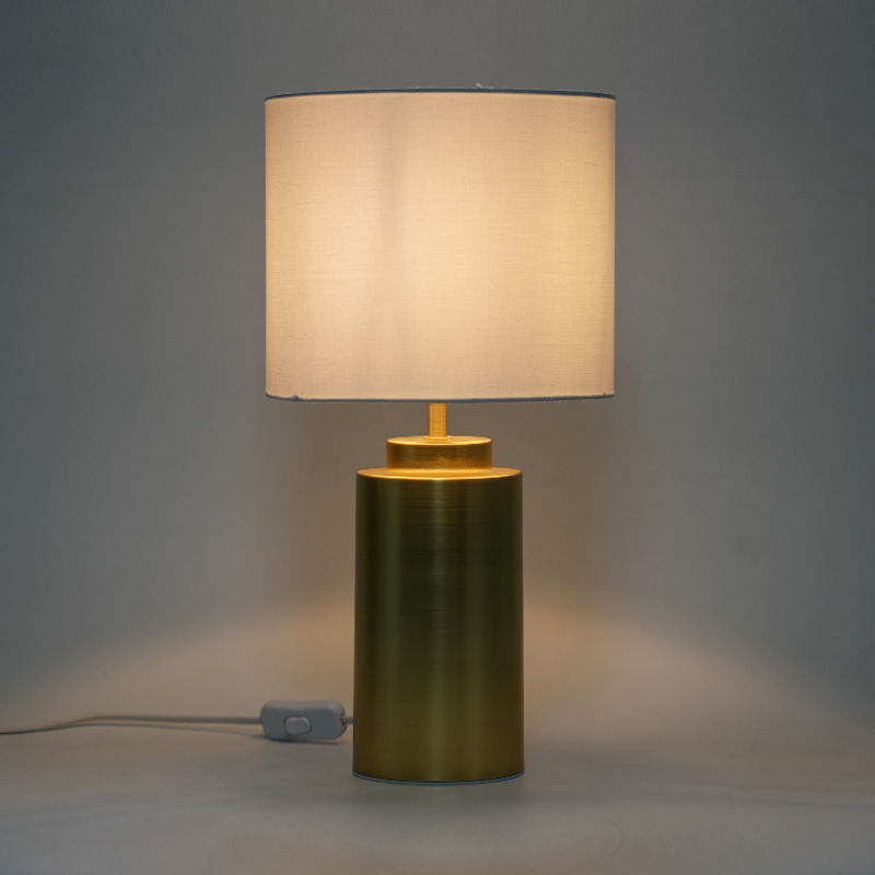 Jednoduchá a elegantná kovová stolová lampa