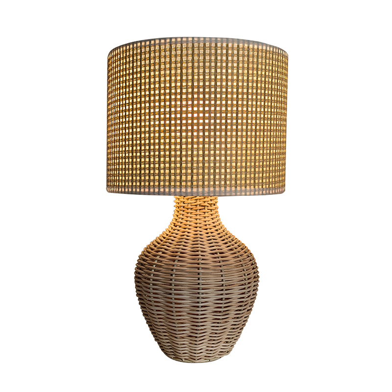 Staroveká ratanová stolová lampa v domácnosti