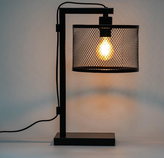 Ako zabezpečuje dekoratívna stolová lampa z kovaných železom stabilitu a trvanlivosť produktu?