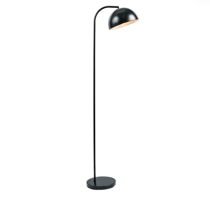 Je táto čierna kovová stolová lampa bezpečná a spoľahlivá počas používania?