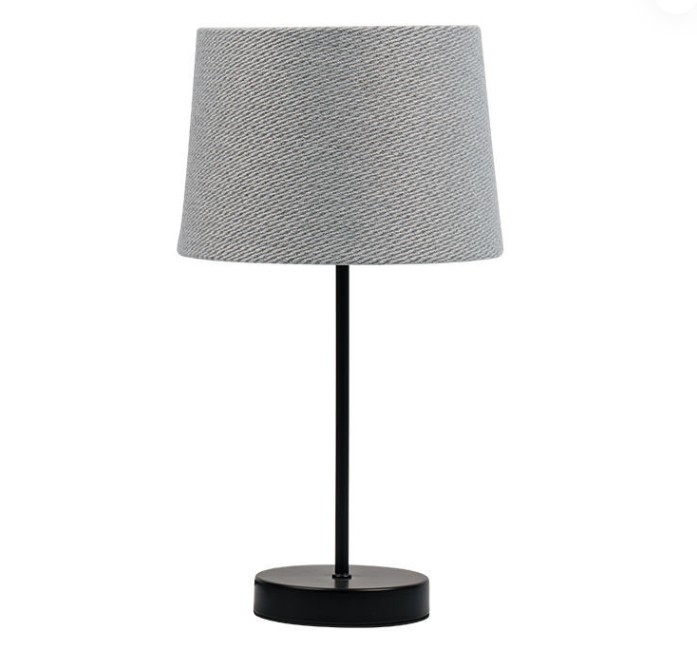 Ako ovplyvňuje lampa tejto retro hardvérovej stolovej lampy na rozptylový efekt svetla?