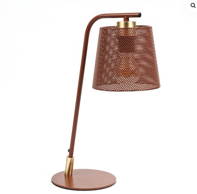 Stolová lampa z kovaných žehličiek s nordický