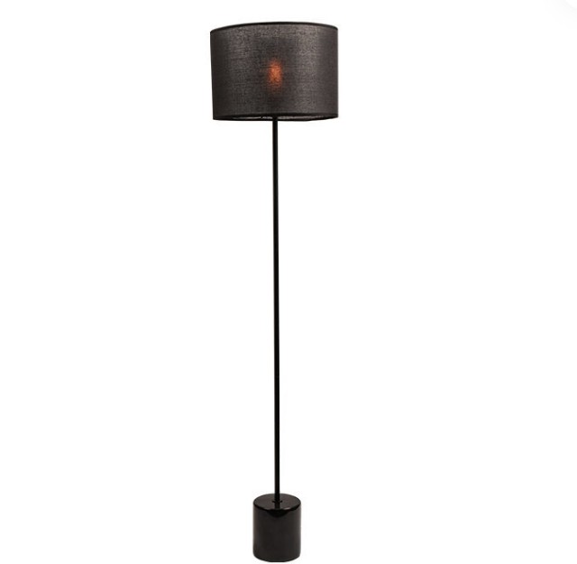 Ako skryť šnúry stojacej lampy?