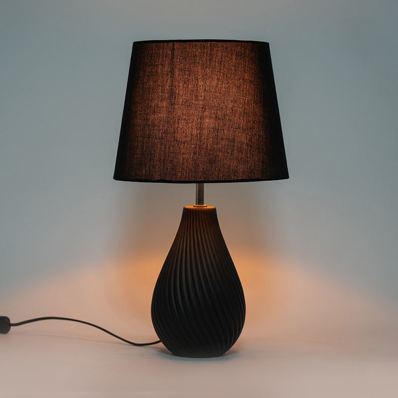 Prečo si do spálne vybrať minimalistickú lampu na nočnom?